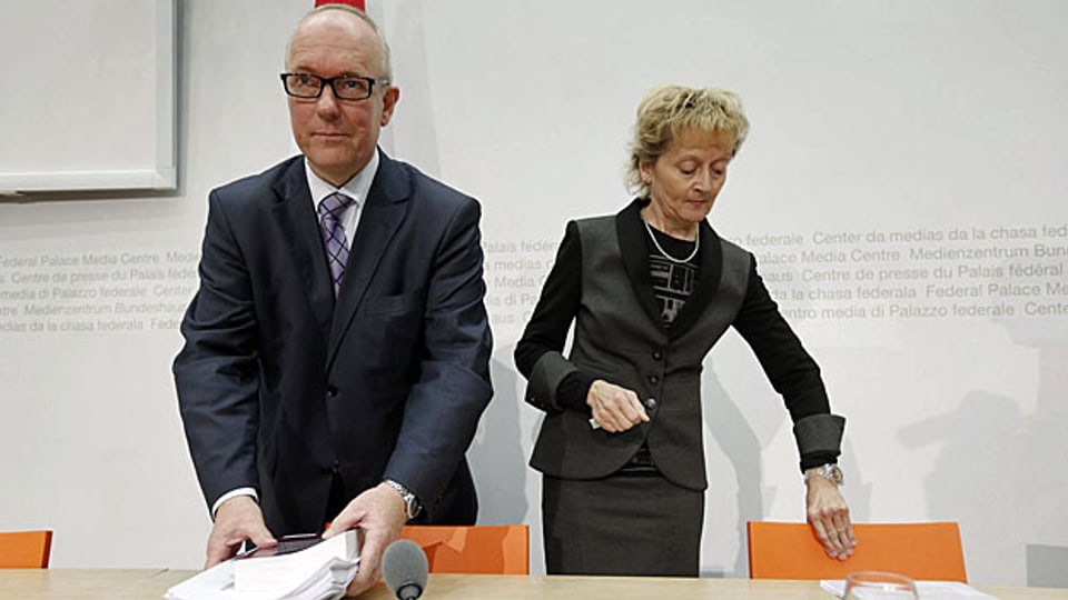 Adrian Hug, Direktor der Eidgenössischen Steuerverwaltung, und Finanzminister Eveline Widmer-Schlumpf an der Medienkonferenz zur Revision des Steuerstrafrechts.