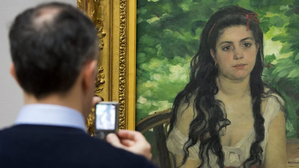 Das verwöhnte Basler Publikum will nicht 13 Monate auf Kunst verzichten. Bild: Ein Besucher im Kunstmuseum Basel vor dem Bild «En été» von Pierre-Auguste Renoir.