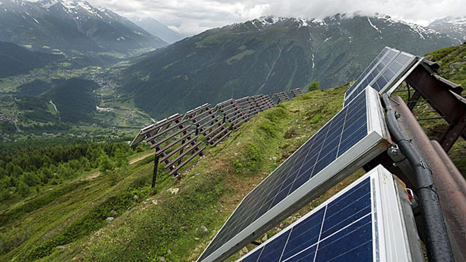 Solarpanels auf Lawinenverbauungen bei Bellwald im Wallis.