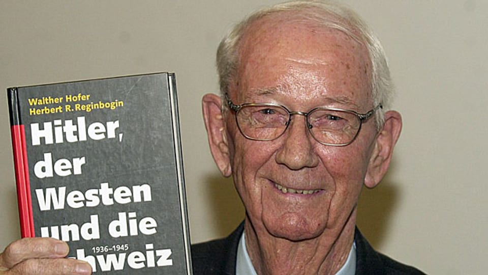 Der Historiker Walther Hofer präsentiert sein Buch, am 31. Oktober 2001 in Bern.