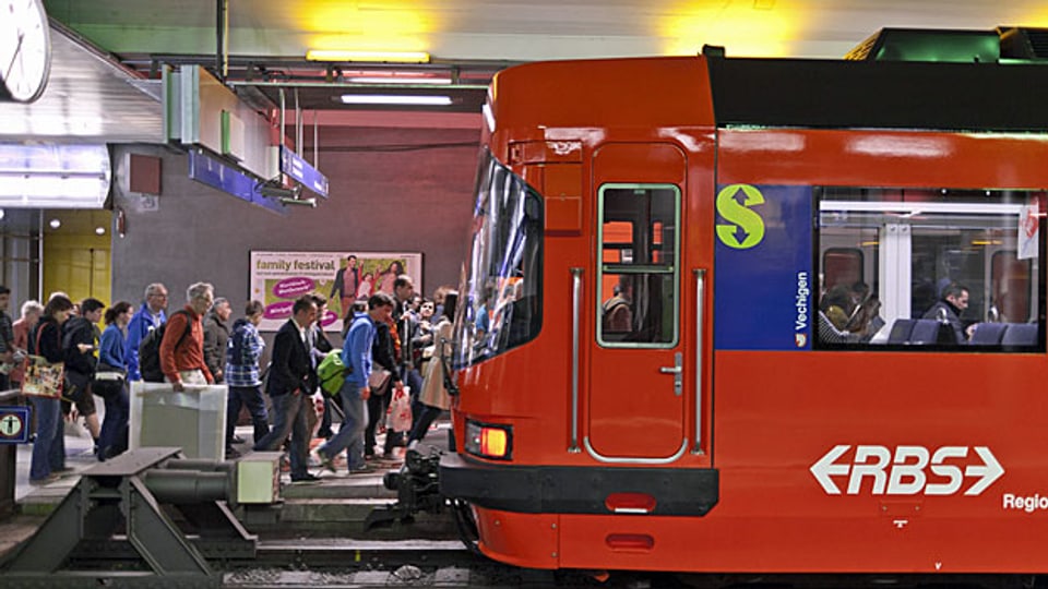 Vor allem der Regionalverkehr nimmt noch immer zu. PendlerInnen im RBS-Bahnhof in Bern.