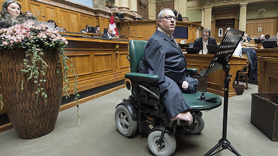 Nationalrat Christian Lohr ist bestens vernetzt mit verschiedenen Behindertenverbänden; er ist von Geburt auf schwer behindert – und Wortführer derer geworden, die gegen Kürzungen zu Lasten der Behinderten kämpfen.