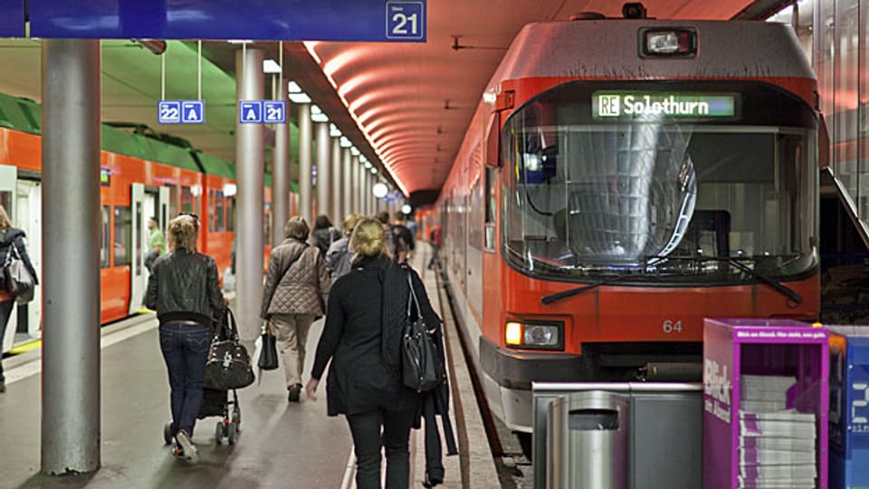 Unbestritten ist, dass das Schweizer Schiennenetz am Limit ist. Deshalb hat der Bundesrat einen Gegenvorschlag zur VCS-Initiative «Für den öffentlichen Verkehr» entworfen. Bild: RBS-Bahnhof in Bern.