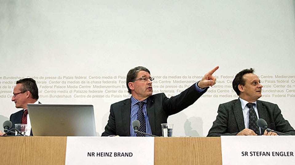 FDP-Ständerat Martin Schmid,SVP-Nationalrat Heinz Brand und CVP-Ständerat Stefan Engler (von links) äussern sich zur Umsetzung der Zeitwohnungsinitiative.