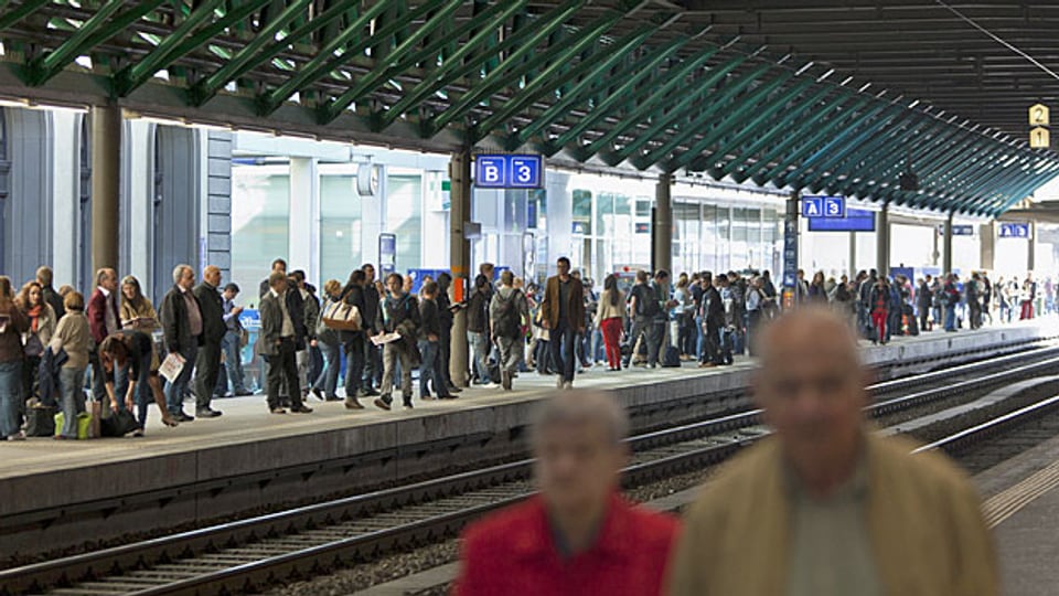 Immer mehr Menschen fahren mit der Bahn: Der Nationalrat befürwortet den Ausbau und Unterhalt der Bahn.