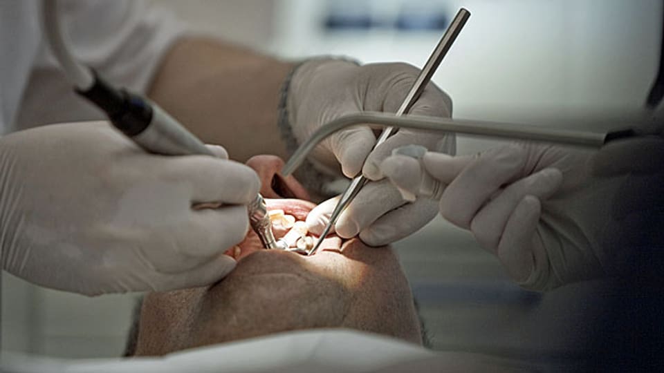 Seit 2002, seit der Unterzeichnung der bilateralen Verträge, wurden in der Schweiz über 3'400 europäische Zahnarztdiplome anerkannt; enorm viel in einem Land mit 4'800 Zahnärzten.