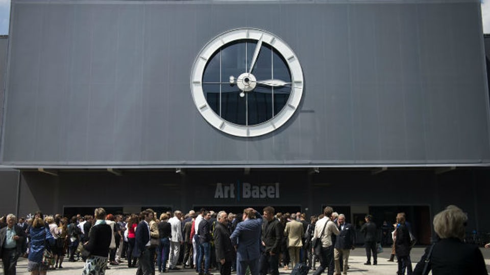 Besucher auf dem Gelände der Kunstmesse Art Basel.