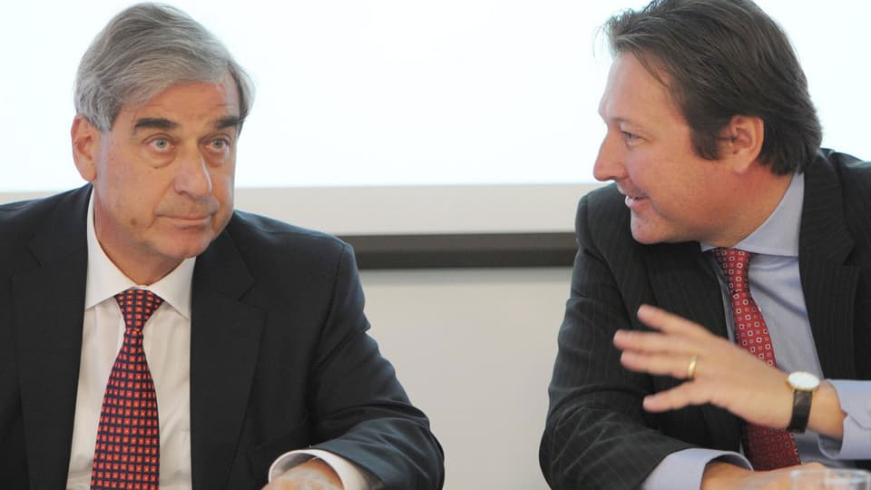 Rudolf Wehrli, Präsident economiesuisse, links, und CEO Pascal Gentinetta, rechts, stellen sich den Fragen der Journalisten, anlässlich der Jahres Pressekonferenz am Donnerstag, 17. Januar 2013, in Zürich.