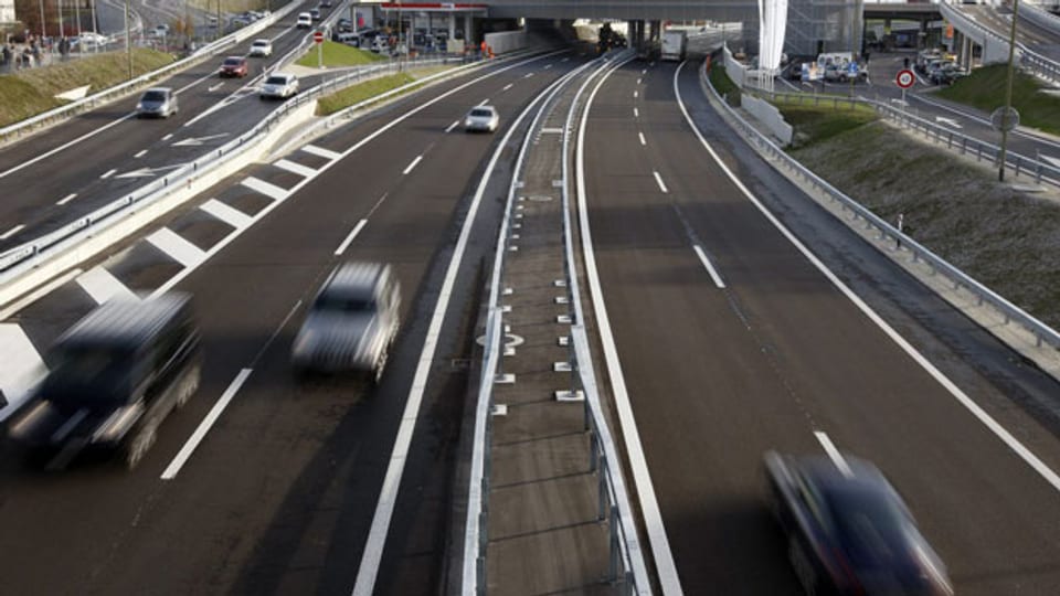 Auf Schweizer Autobahnen rollt immer mehr Verkehr: In den letzten 20 Jahren hat sich die Zahl der Autos und Lastwagen verdoppelt.