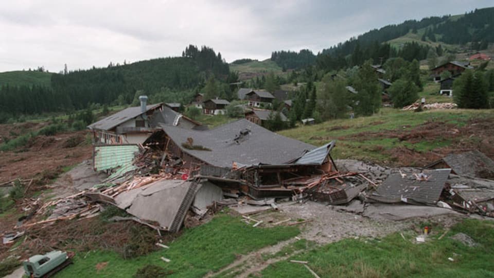Anfang Mai 1994 kam das Erdreich in Falli Hölli ins Rutschen und erreichte Geschwindigkeiten bis zu 1.20 Meter pro Tag. Mitte Juni 1994 wurden die Ferienhäuser wegen der Hangrutsche evakuiert.