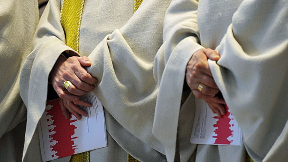 Bischöfe falten ihre Hände zum Gebet, 2. Juni 2013 im Kloster Einsiedeln