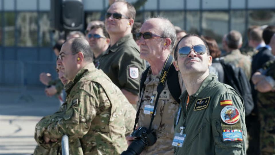 Eine Militärdelegation aus vielen OSZE-Ländern bei ihrem Besuch auf dem Militärflugplatz von Payerne im April 2013