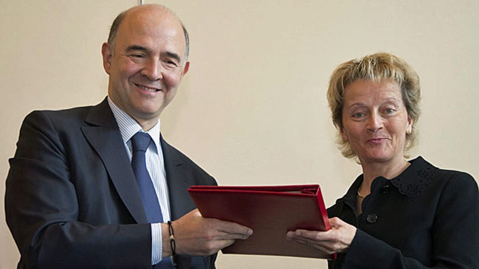 Frankreichs Finanzminister Pierre Moscovici und seine Schweizer Amtskollegin Eveline Widmer-Schlumpf in Paris.
