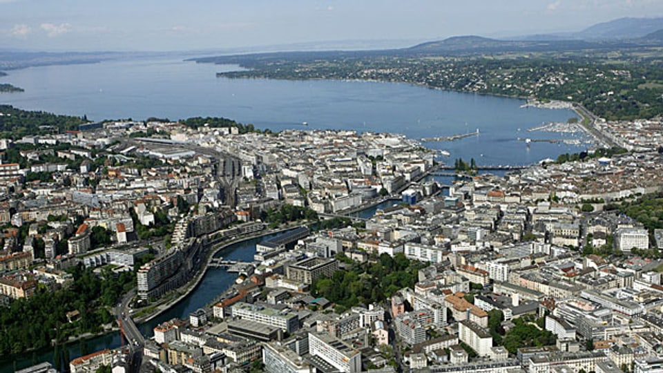 Blick auf Genf mit der Rhone und dem Genfersee.