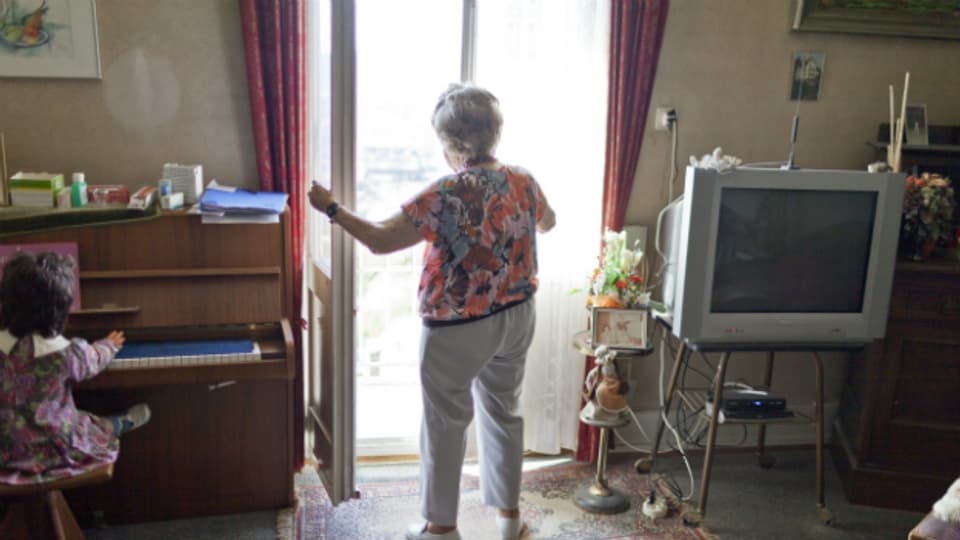 Symbolbild: eine ältere Frau in Biel öffnet das Balkonfenster.