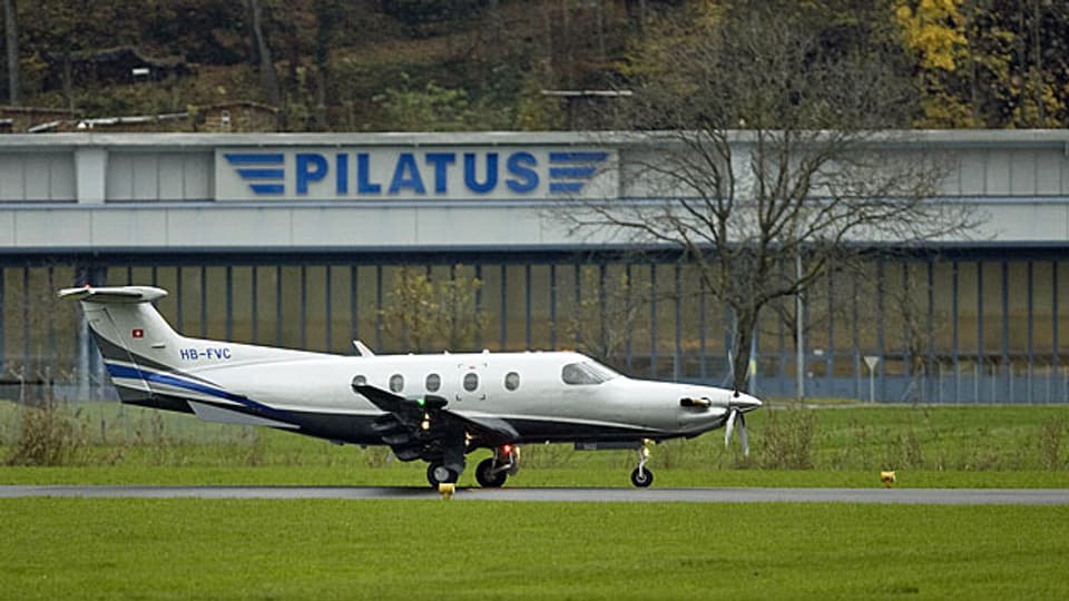 Eine Pilatus PC-12 vor den Pilatuswerken in Stans.