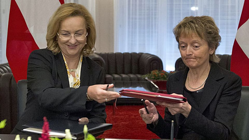 Am Freitag, 13. März 2012 unterzeichneten Finanministerin Eveline Widmer-Schlumpf, rechts, und die österreichische Finanzministerin Maria Fekter ein Quellensteuerabkommen; seit Januar 2013 ist es in Kraft.