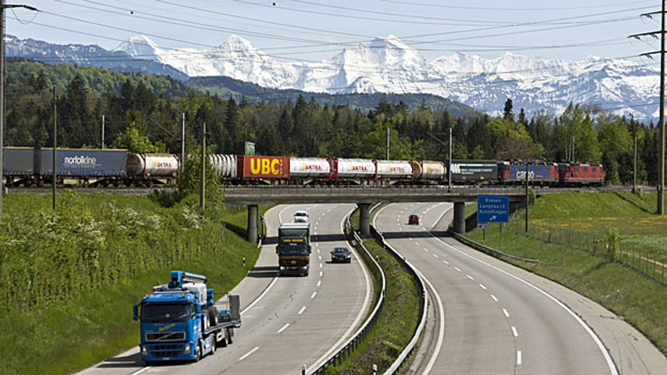 Drei Viertel der Güter in der Schweiz werden mit Lastwagen transportiert, nur ein Viertel mit der Bahn.