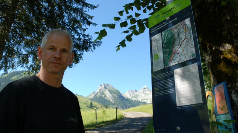 Tourismusdirektor Bruno Reber am Beginn des Albert-Schweitzer-Wegs.