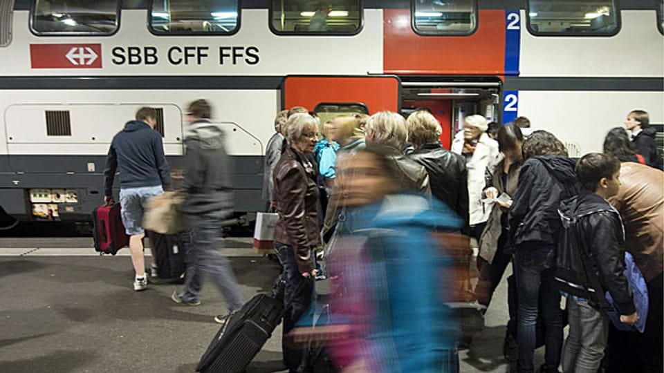Ein- und Aussteigen im Bahnhof Bern.