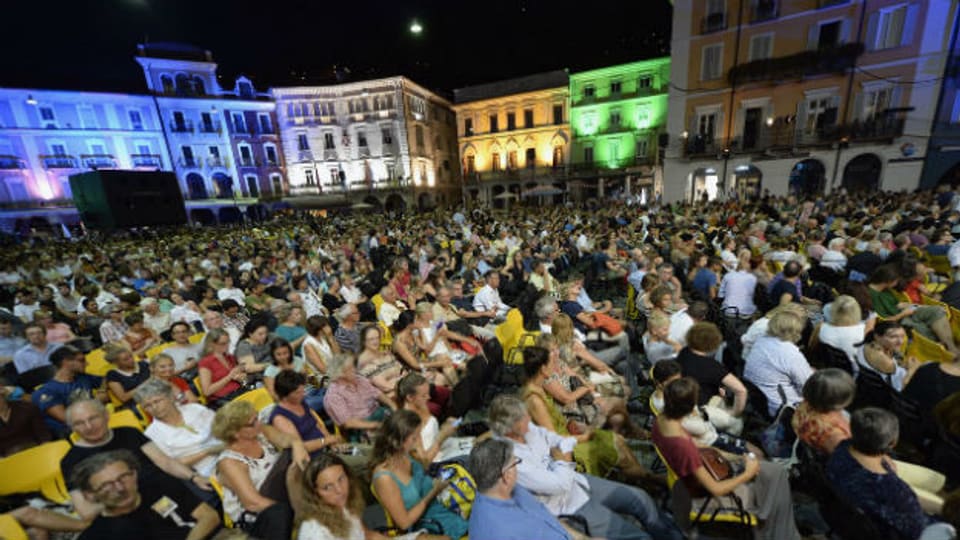 Zuschauerinnen und Zuschauer auf der Piazza Grande.