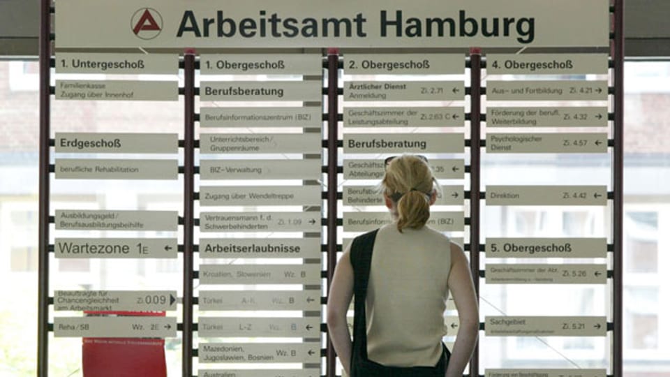 Die Ausbildung von ausländischen Jugendlichen in der Schweiz macht nur Sinn, wenn diese dann auch in den Schweizer Arbeitsmarkt integriert werden könnten. Eine junge Frau informiert sich in einem Arbeitsamt in Hamburg.