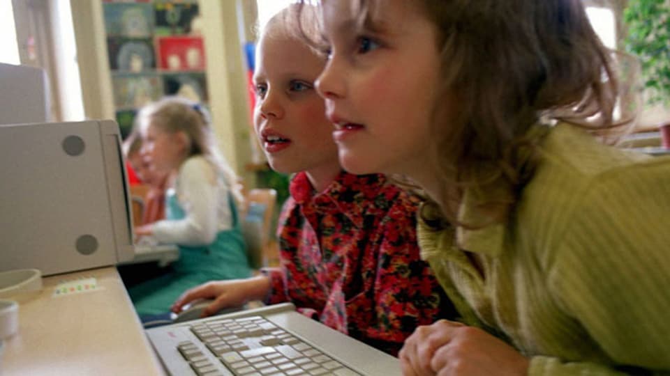 Die digitale Welt braucht mehr Platz in den Schulstuben und ist so wichtig geworden wie rechnen, schreiben, lesen. Zwei Schülerinnen des Versuches «Schulprojekt 21» finden das Lernen am Computer offensichtlich äusserst  spannend.