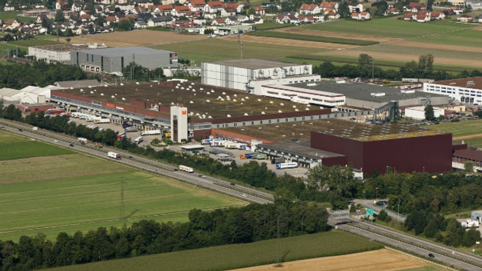 Migros Verteilzentrum in Neuendorf: auf diesen Dächern steht heute die grösste Solaranlage der Schweiz.