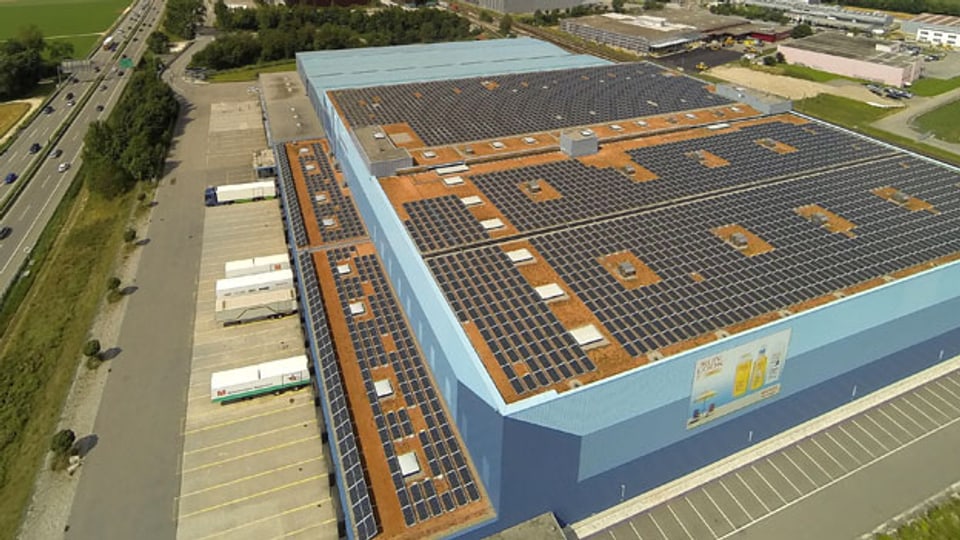 Am 19.8.2013 ging ein weiterer Teil der Photovoltaik-Anlage im Migros Verteilzentrum in Neuendorf ans Netz.