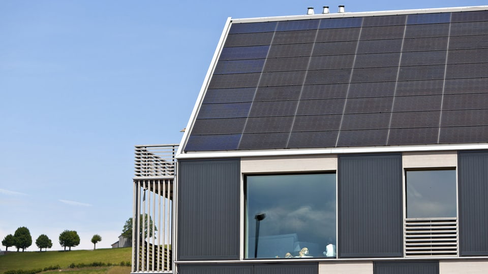Das Hausprojekt «Kraftwerk B» in Bennau bei Einsiedeln:  Die 150 Quadratmeter Solarkollektoren auf der Fassade dienen der Wärmegewinnung und die 217 Quadratmeter Photovoltaik-Anlage auf dem Dach produziert Strom.
