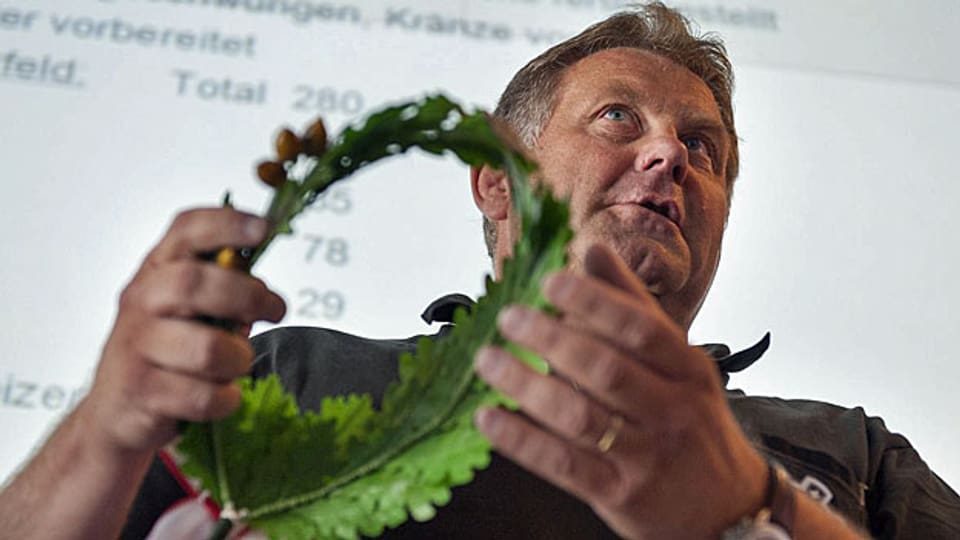 Rolf Gasser, Co-Sportchef am «Eidgenössischen» 2013, präsentiert 30 Tage vor dem Eidgenössichen Schwing- und Älplerfest 2013 in Burgdorf einen Schwingerkranz.