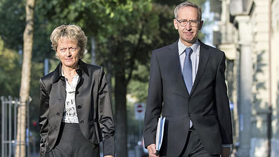 Bundesrätin Widmer-Schlumpf und Staatssekretär Ambühl auf dem Weg zur Medienkonferenz über die mit den USA erziehlte Vereinbarung zur Lösung des Steuerstreits.
