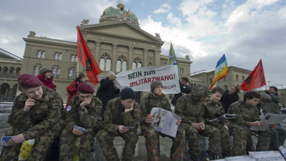 Gsoa-Aktivisten demonstrieren für die Aufhebung der allgemeinen Wehrpflicht.