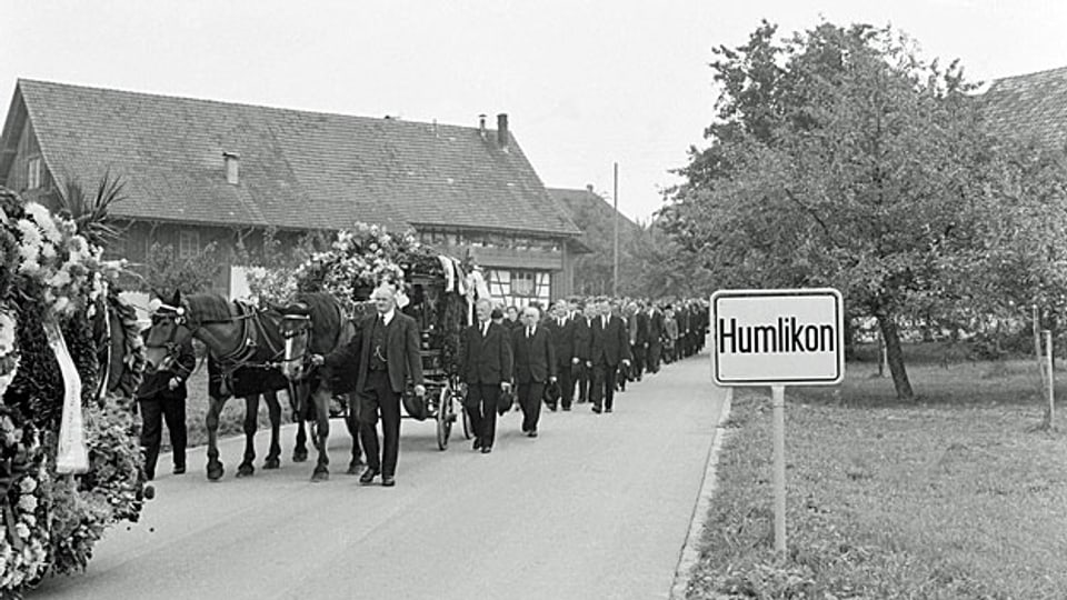 Der Trauerzug von Humlikon, am 9. September 1963.