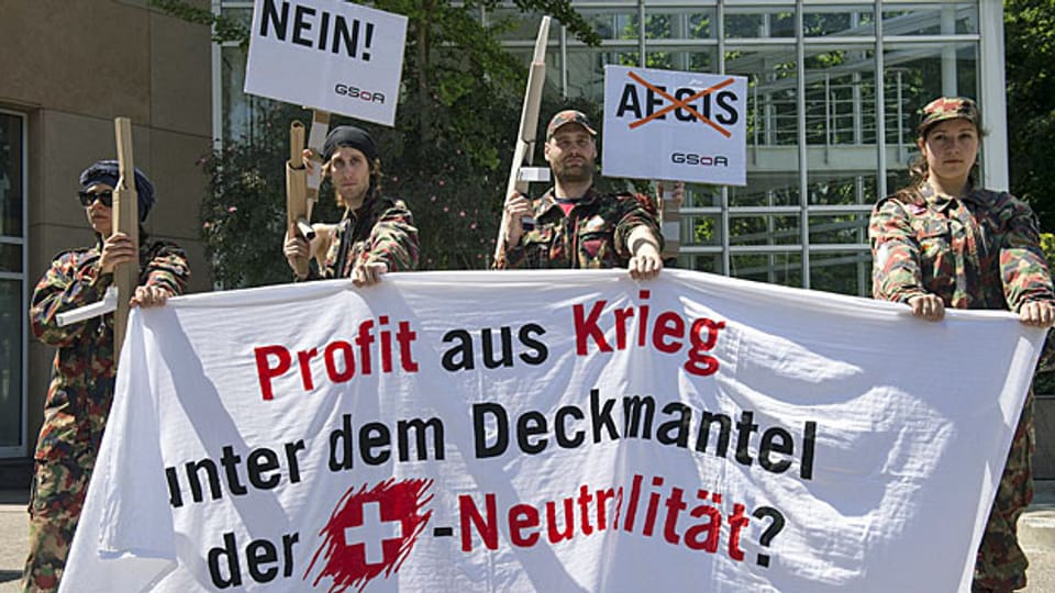 Im Juni 2013 protestierten GSoA-AktivistInnen vor dem Hauptsitz der Söldnerfirma Aegis in Basel.