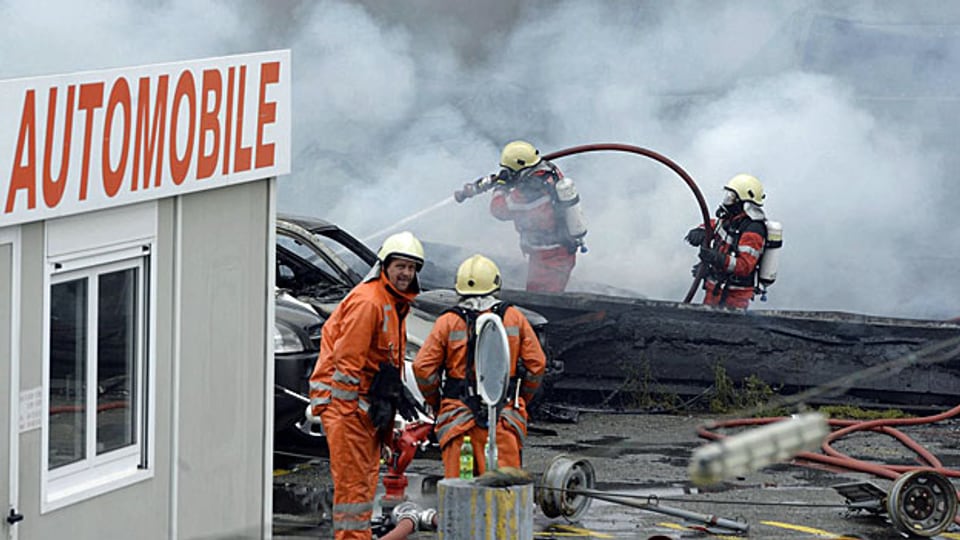 Feuerwehrleute löschen Grossbrand in Schlieren; nach ersten Erkenntnissen gab es keine Verletzten.