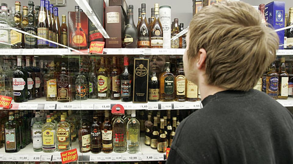 Der Nationalrat will - im Gegensatz zu Bundesrat und Ständerat - keine Mindestpreise für Alkohol.