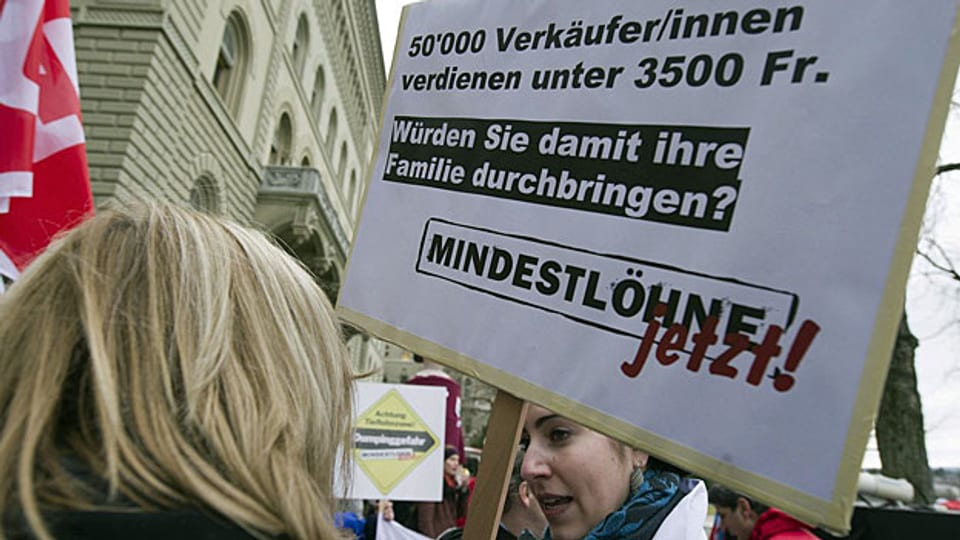 Für die «Mindestlohn-Initiative» der Gewerkschaften wurden über 111'000 Unterschriften gesammelt. Übergabe der Unterschriften am 23. Januar 2012 in Bern.
