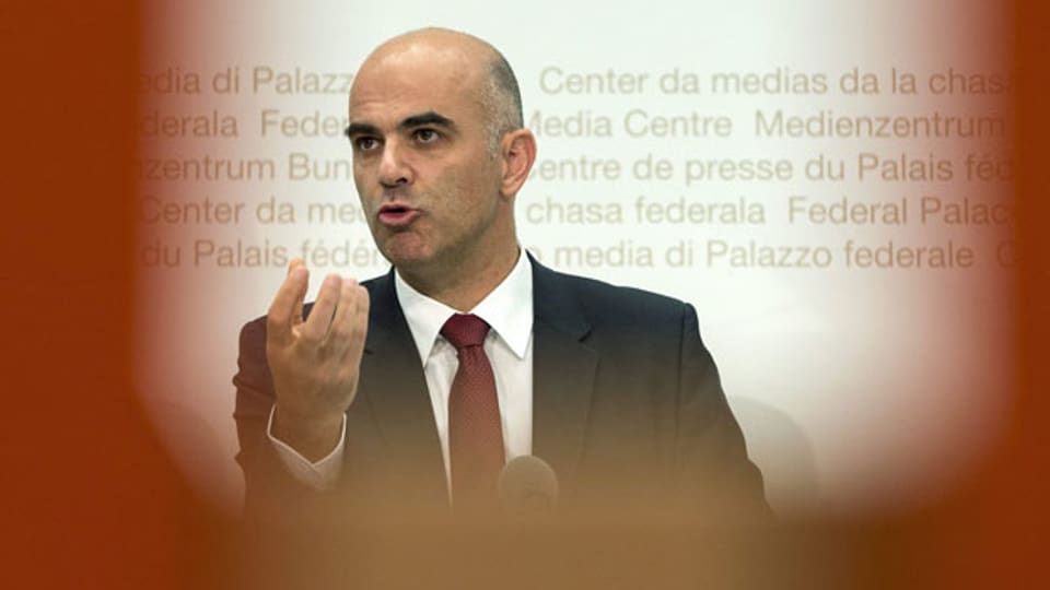 Gesundheitsminister Alain Berset äussert sich am 26. September 2013 in Bern zur Entwicklung der Krankenkassenprämien für das Jahr 2014.