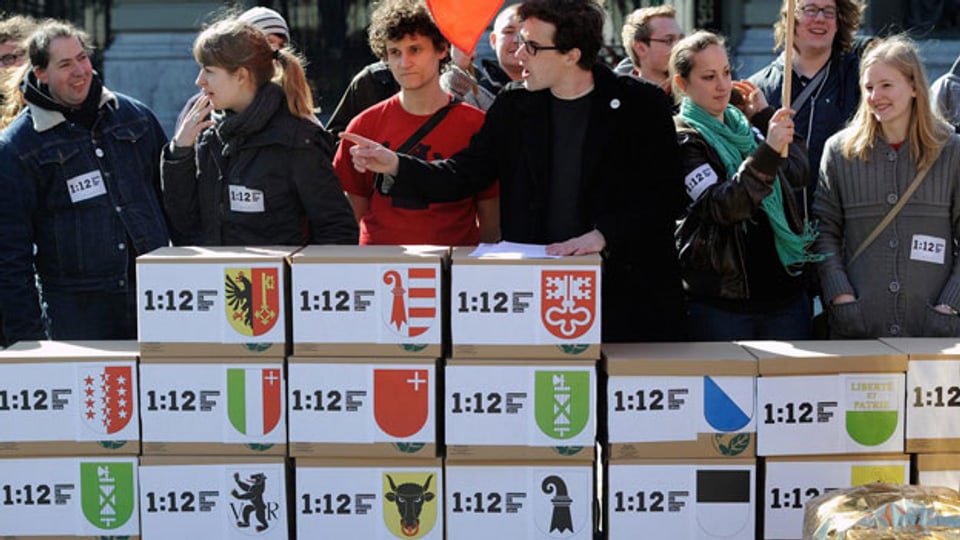 Aktivistinnen und Aktivisten reichen im Namen der Schweizer Jungsozialisten die Volksinitiative «1:12» ein, am 21. März 2011 vor dem Bundeshaus in Bern. Diese Initiative ist mit knapp 130 000 Unterschriften zustande gekommen. Archiv.