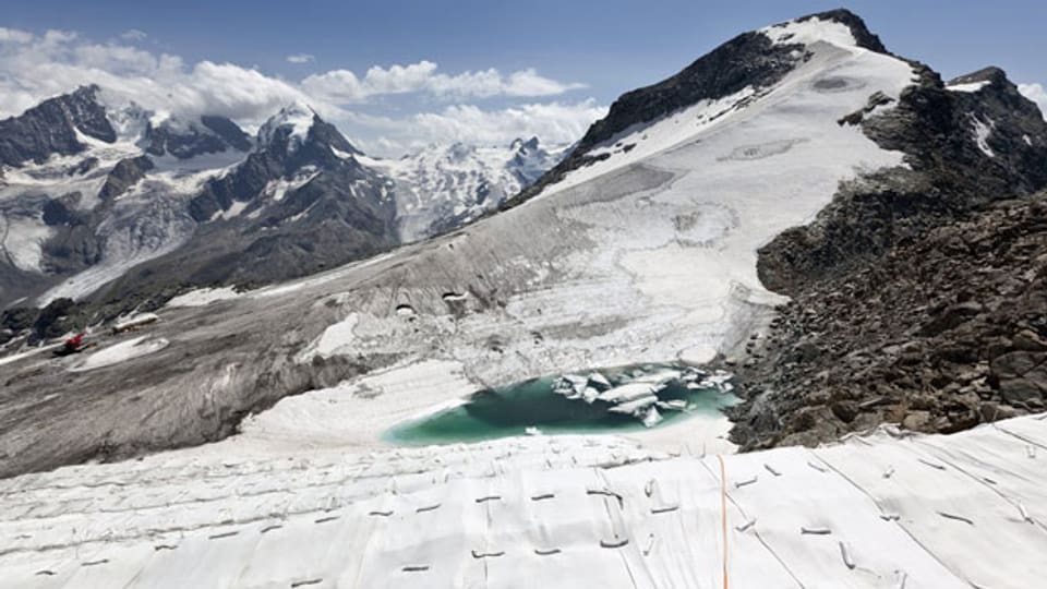 Auch in der Schweiz ist der Klimawandel zu spüren. Abdeckplanen schützen den Corvatschgletscher vor der übermässigen Abschmelzung.