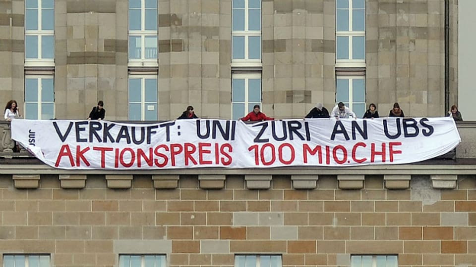 Wenn Wissenschafts-Sponsoring durch private Unternehmen anlass zu Protest gibt: Banner an der Uni Zürich im April 2012.
