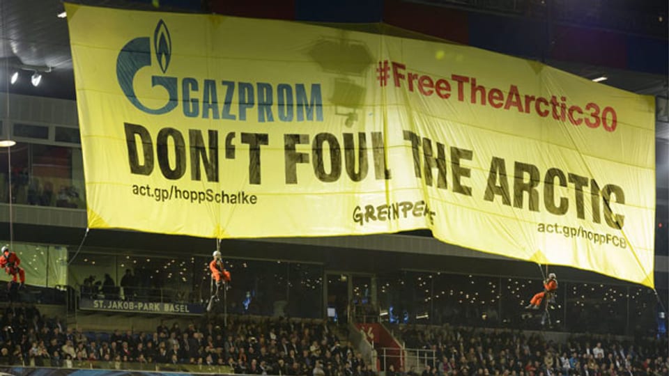 Greenpeace-Aktivisten demonstrieren gegen Gazprom bei einem UEFA Champions League- Fussballspiel zwischen der Schweiz FC Basel und FC Schalke 04 im St. Jakob-Park-Stadion in Basel am 1. Oktober 2013.