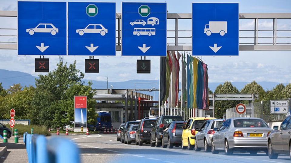 Autos warten in der Schlange am Grenzübergang Frankreich – Genf in der Nähe von Bardonnex, Kanton Genf.
