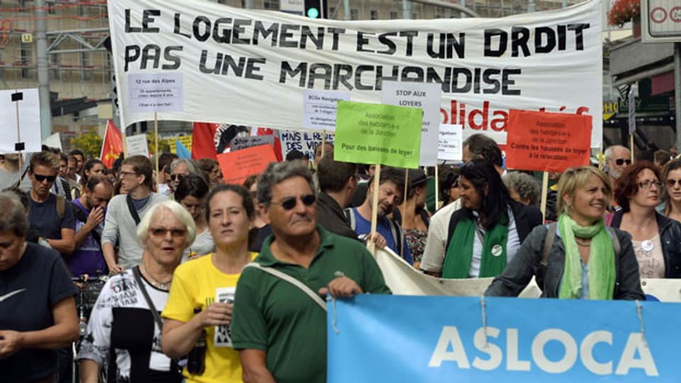 In Genf stehen auf 1000 Wohnungen gerademal drei leer. Der Schweizer Durchschnitt liegt bei zehn. Demonstranten protestieren gegen die Immobilienkrise in Genf am Samstag, 28. September 2013.