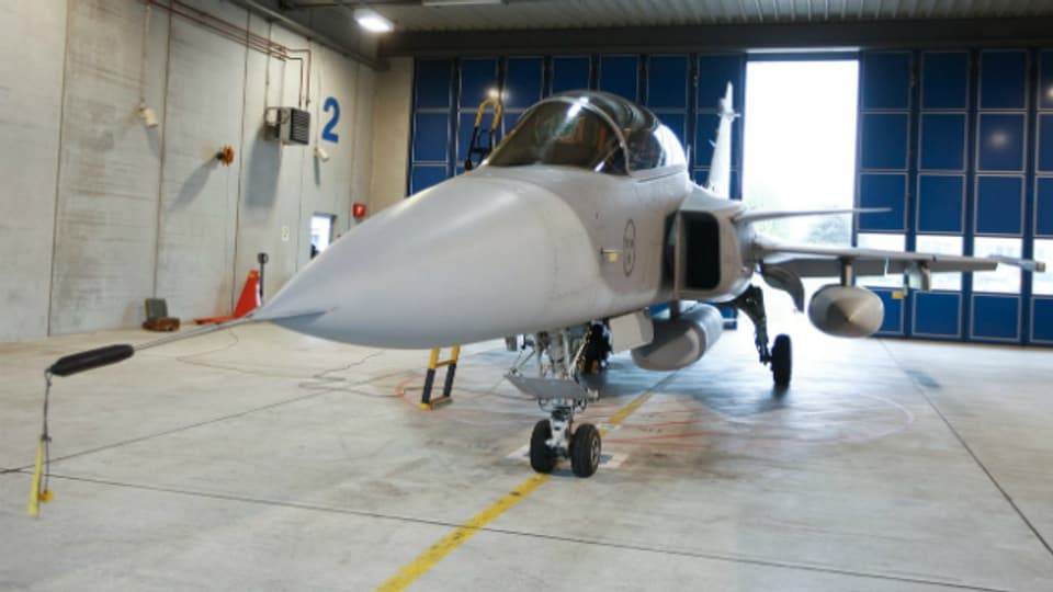 Unterschriftensammeln gegen den Kampfjet Gripen (hier in einem Hangar in Emmen 2012).