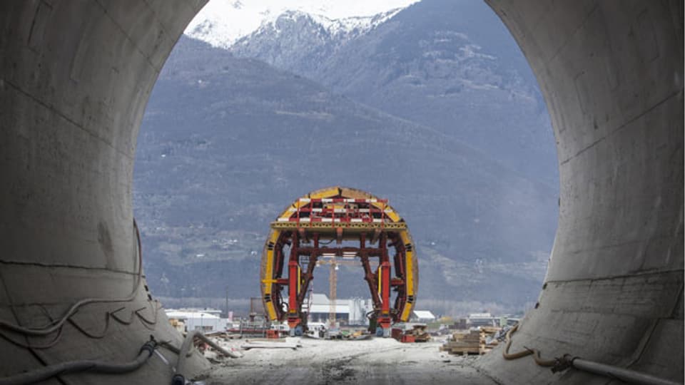 Baustelle des NEAT Basistunnels Monte Ceneri (CBT) auf Höhe der Ausfahrt aus dem Tunnel in Richtung Bellinzona