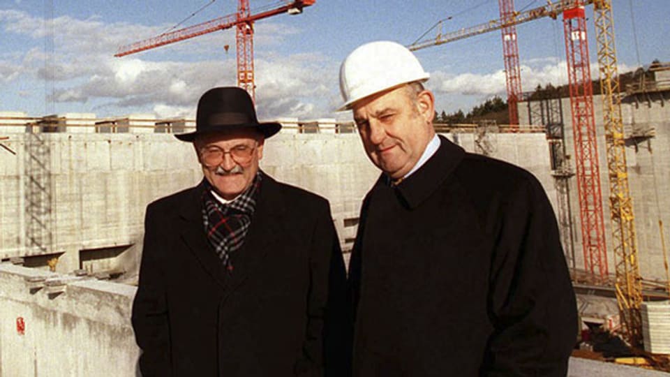 Hans Rudolf Lutz (links), damaliger Geschäftsführer der Zwilag, und Kurt Küffer (rechts), Präsident des Verwaltungsrates der Zwilag am Donnerstag  8. Januar 1998 auf der Baustelle des zentralen Zwischenlagers in Würenlingen.  Archivbild.