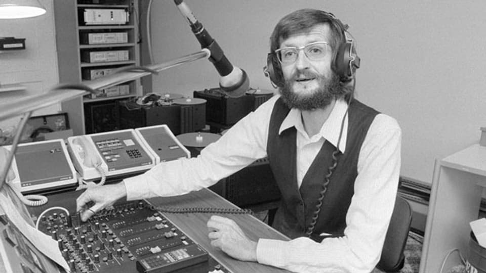 Der Gründer des privaten Lokalradios Radio ExtraBE, Matthias Lauterburg,  nimmt in der Nacht vom 31. Oktober auf den 1. November 1983 im Studio in Bern den Sendebetrieb auf.