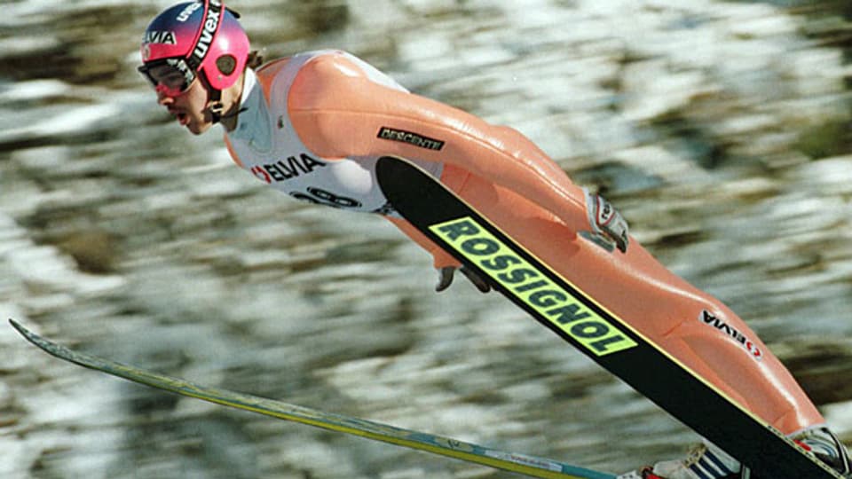 Ein Schweizer Skispringer auf der Olympia-Schanze in St. Moritz.